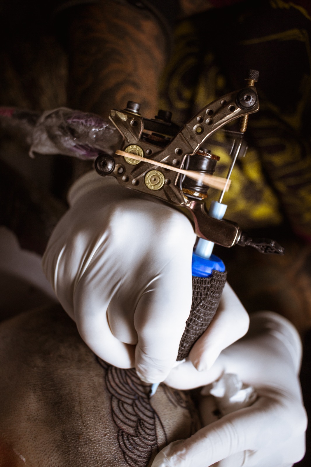 Máquina de bobina CORUN na mão do ferramenteiro