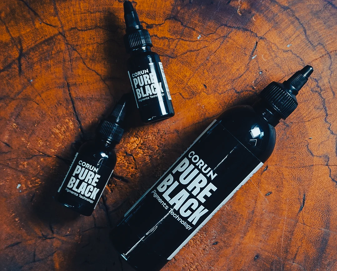 Frascos da família Pure Black sobre uma bancada de madeira